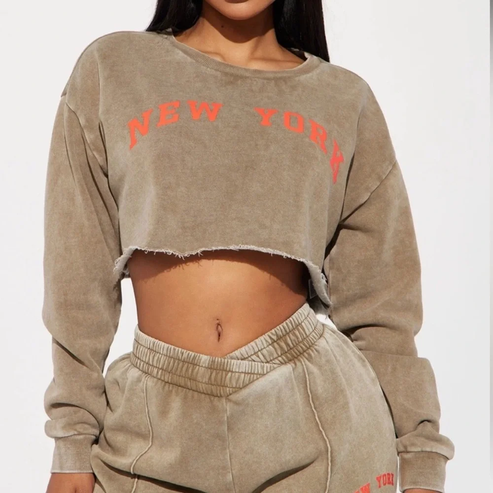 FASHION NOVA NEW YORK SPELLOUT CROPPED GREEN ORANGE Sweatshirt S - Picture 1 of 6